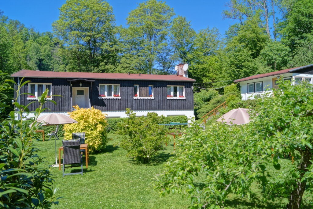 Außenansicht Haupthaus und Bungalow vom Ferienhaus BodeBude mit Garten.